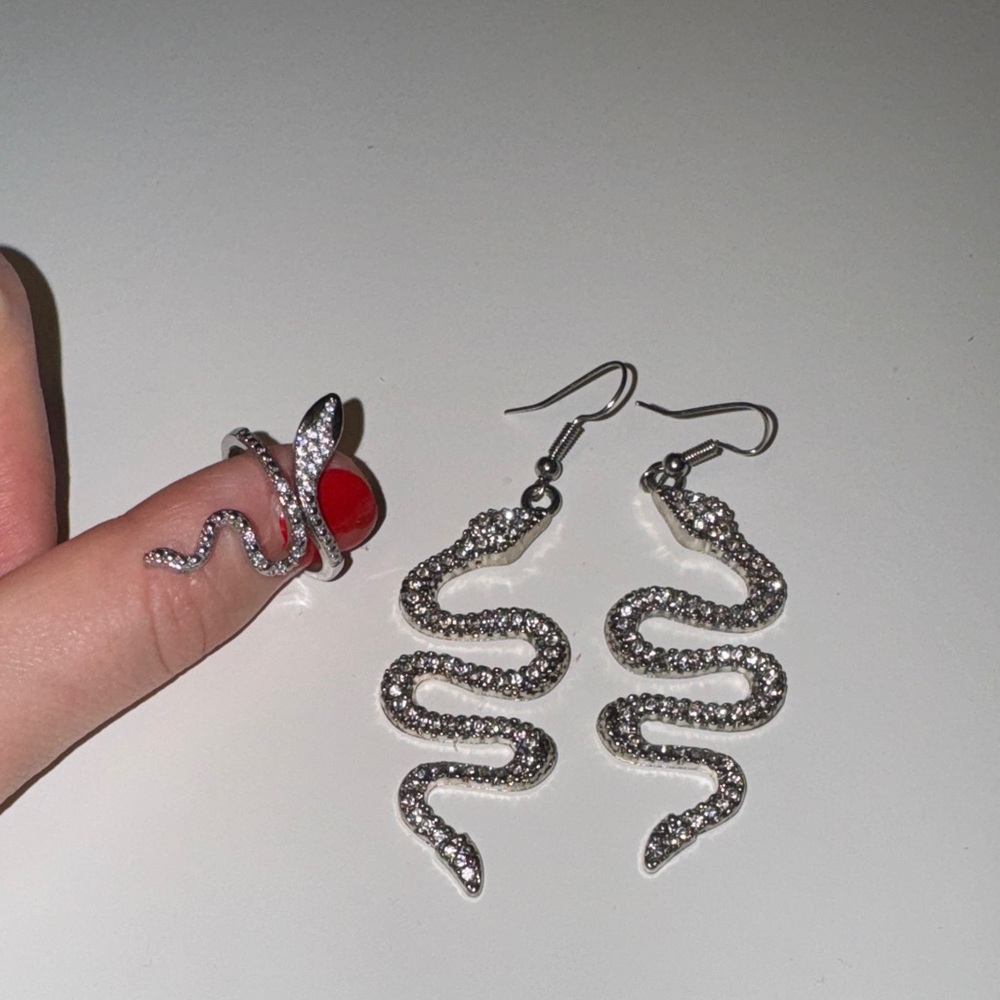 Reputation - Silver Snake Ring with Crystals